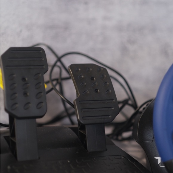 PS4 / 5 Thrustmaster Steering Wheel and Pedal Set - Picture 6 of 6